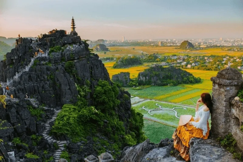 Chinh phục ngọn núi Múa để ngắm nhìn toàn cảnh Tam Cốc hùng vĩ từ trên cao.