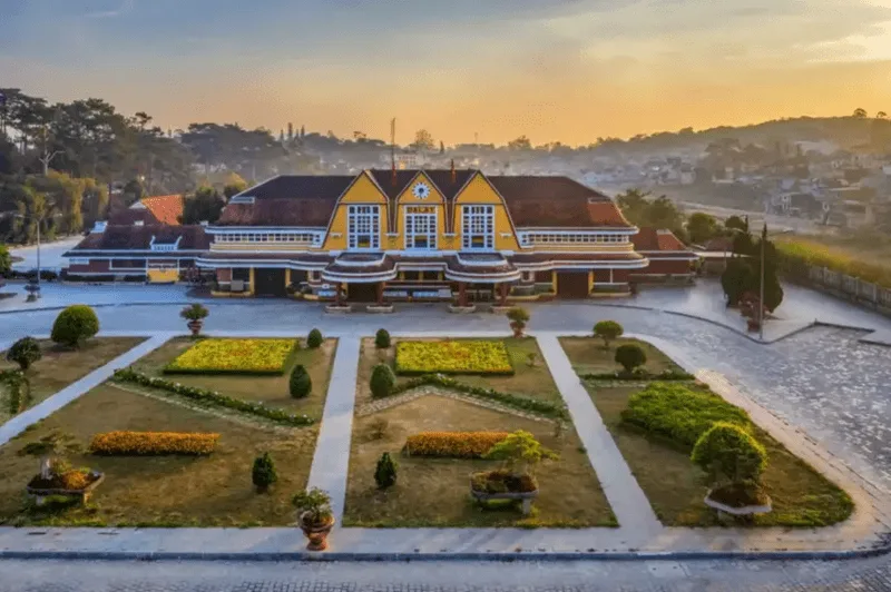 Ga Đà Lạt sở hữu nét đẹp hoài cổ, thích hợp cho những bộ ảnh phong cách vintage.