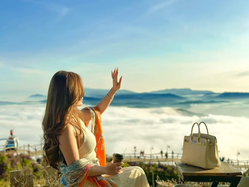 Đồi chè Cầu Đất xanh bạt ngàn là điểm săn mây và đón bình minh lý tưởng.