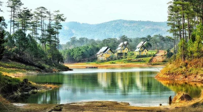 Khung cảnh thiên nhiên tĩnh lặng và thơ mộng bao quanh Hồ Tuyền Lâm.