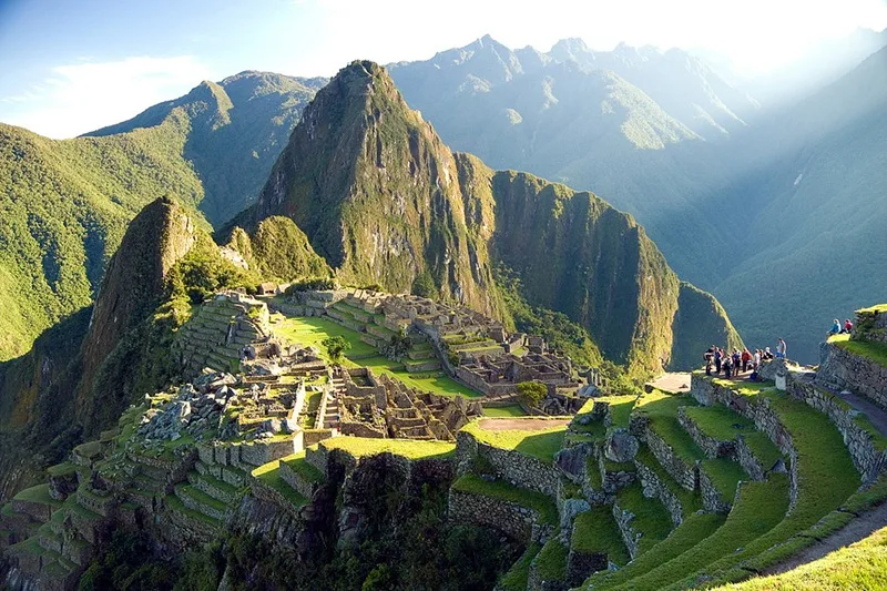 Machu Picchu tọa lạc tại vùng Cusco, Peru ở độ cao khoảng 2.430 m so với mực nước biển.