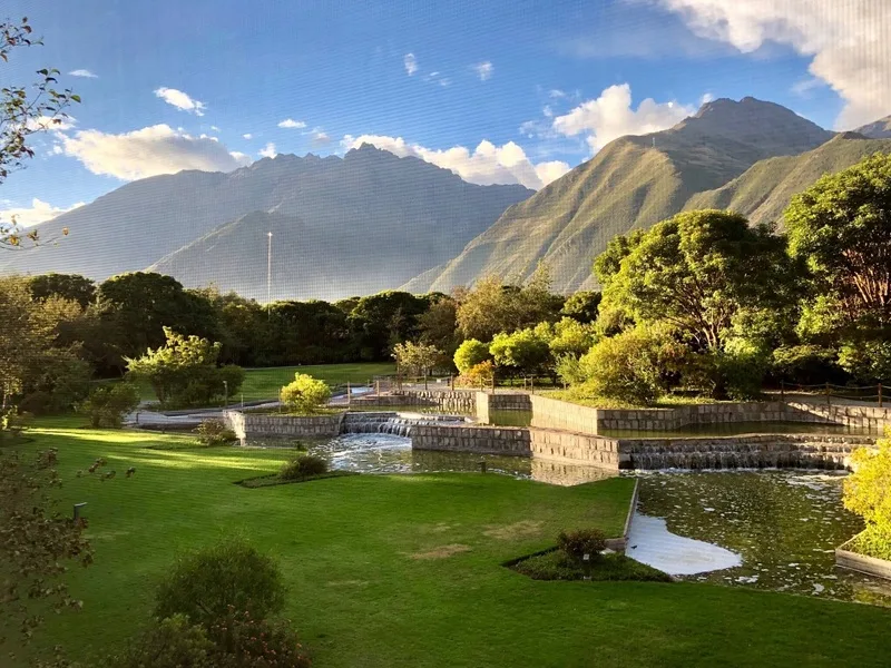 Tàu hỏa đưa du khách qua thung lũng Urubamba để đến thị trấn Aguas Calientes.
