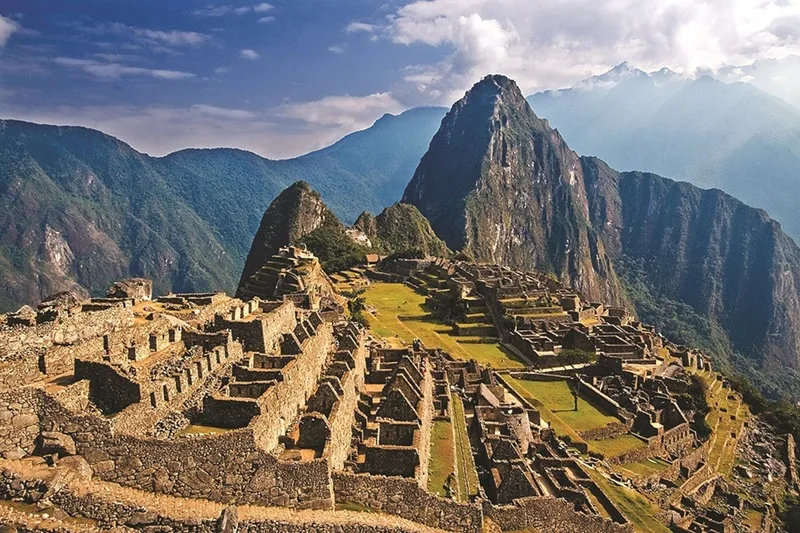 Toàn cảnh thành phố cổ Machu Picchu nằm giữa núi rừng trùng điệp của dãy Andes.