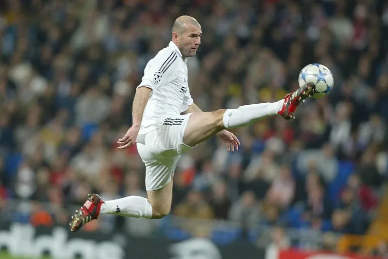 Luka Modrić và Zinedine Zidane – Bật thầy tư duy và biểu tượng sáng tạo bất tử tại tuyến giữa Real Madrid.