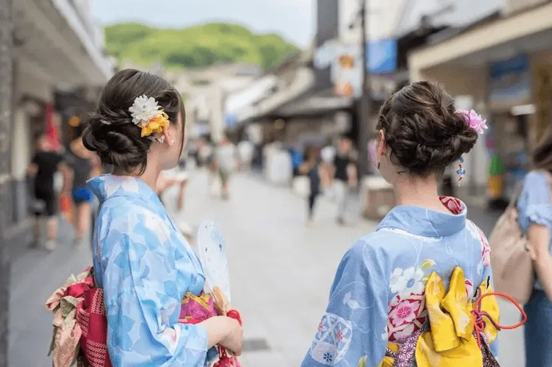 Yukata nhẹ nhàng, thoáng mát là lựa chọn phổ biến trong các lễ hội mùa hè và suối nước nóng.